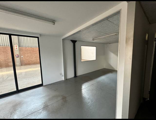 1,350M² WAREHOUSE TO LET IN JET PARK